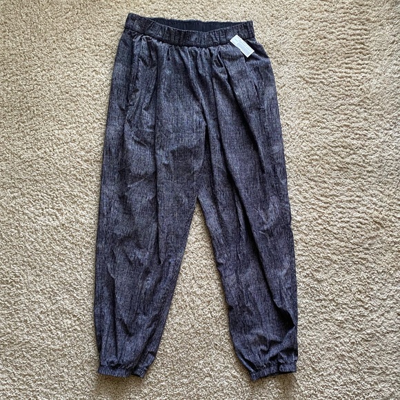 Lululemon Black & White Jogger Pants Sz 6 - Picture 2 of 15